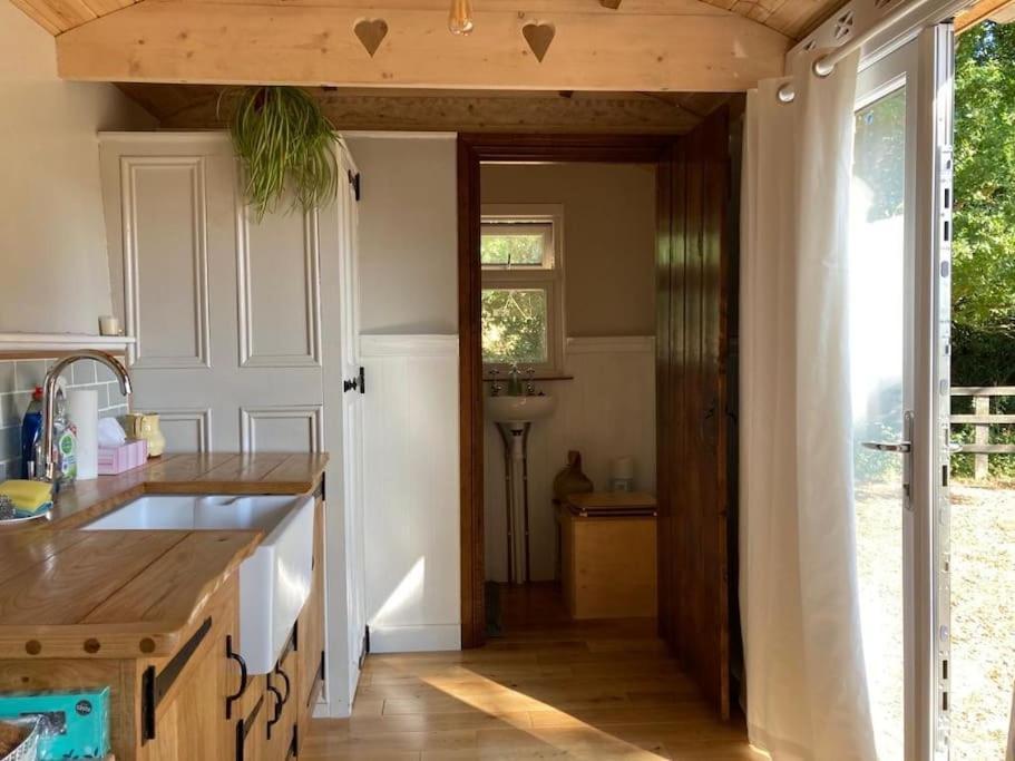 Вілла Aspen Leaves: The Perfect Farm Retreat Graffham Екстер'єр фото