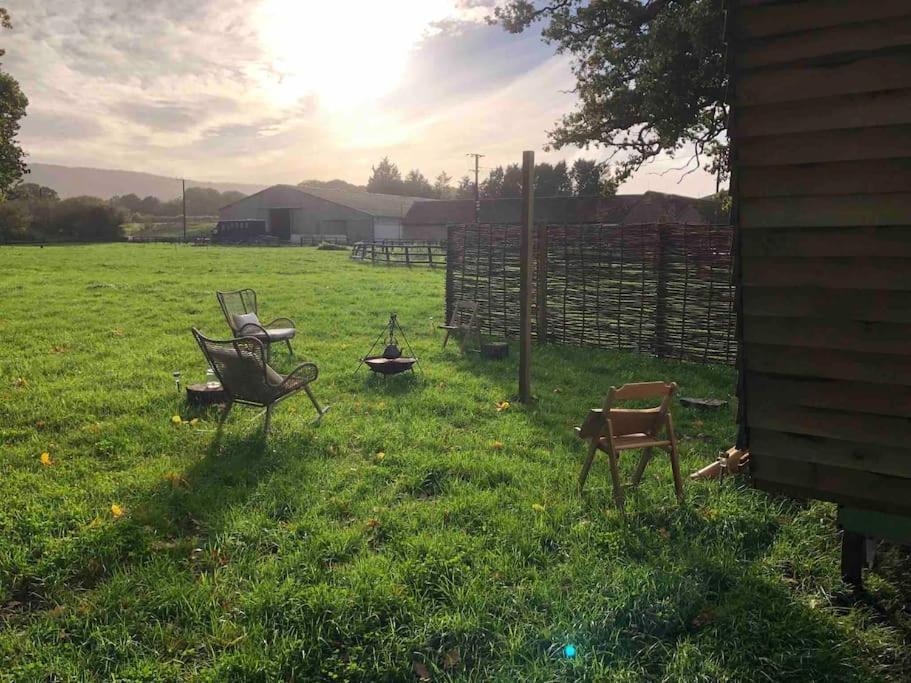 Вілла Aspen Leaves: The Perfect Farm Retreat Graffham Екстер'єр фото